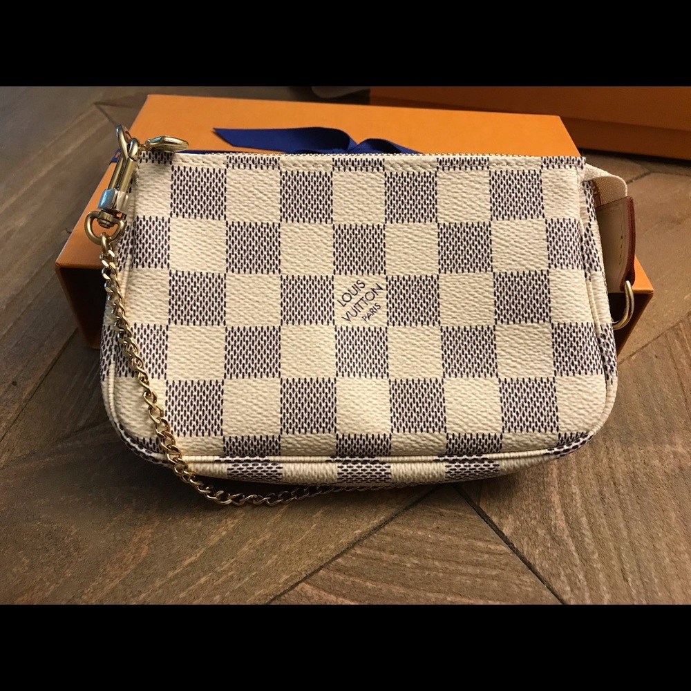 —- SOLD ——-Louis Vuitton Mini Pochette